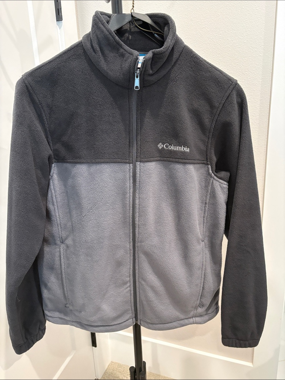 Columbia men’s Dark Charcoal and Light Gray Full-Zip Fleece Jacket - Medium
